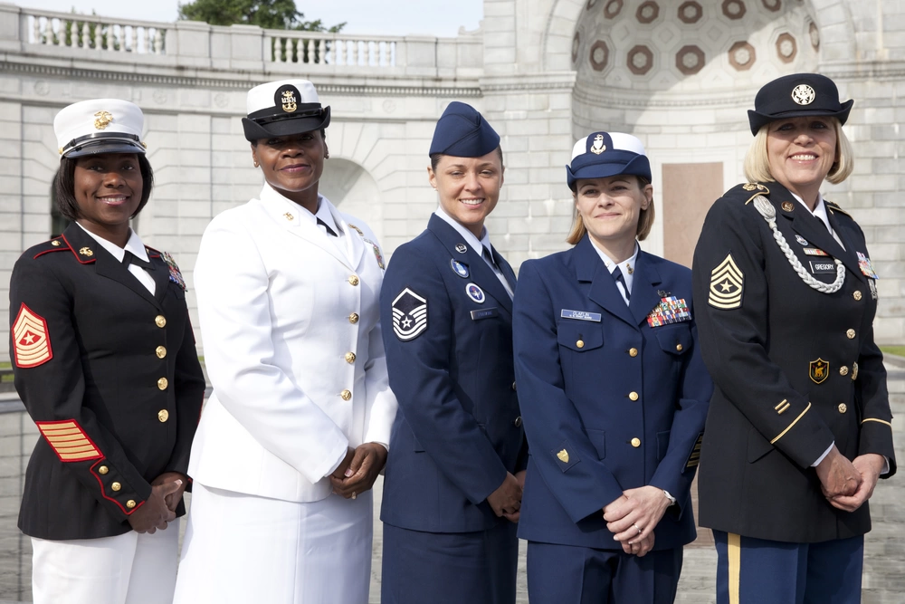 Servicewomen in front of Military Women's Memorial Credit: DVIDS